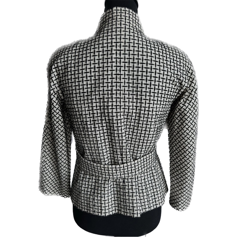 CHANEL Black and White Patterned Blazer - Picture 2 of 13